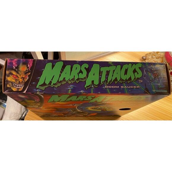 Trendmasters 1996 Mars Attacks! Doom Saucer  w/ Martian Pilot-Box New, Sealed Bo - Picture 4 of 7